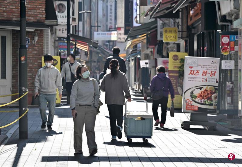 韩国29日早上发生4.1级地震，这是韩国今年首次发生规模四级以上的地震。照片摄于10月12日，民众行走在首尔明洞购物区。（法新社） 