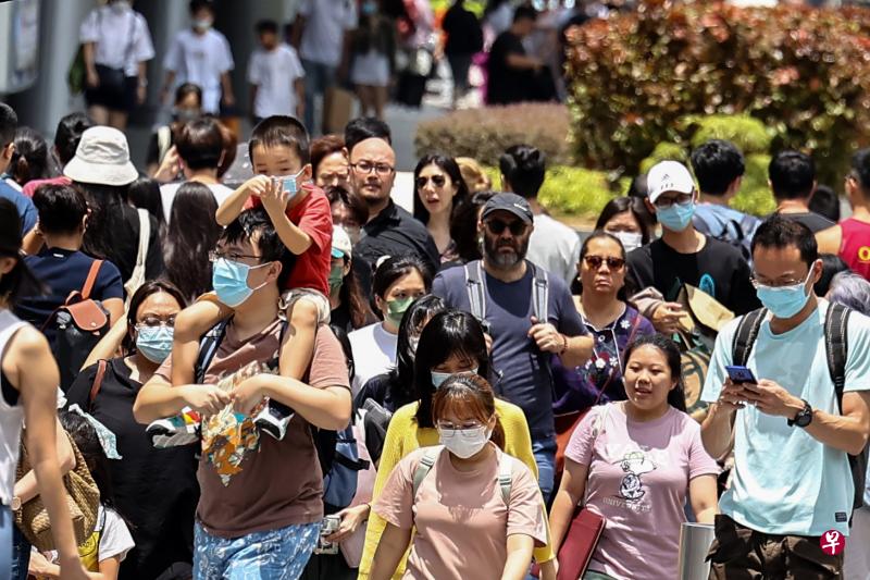 本地约5万3000人已接种冠病二价疫苗，卫生部长王乙康预计，下来几周可开始为50岁以下者施打二价疫苗。（陈渊庄摄） 