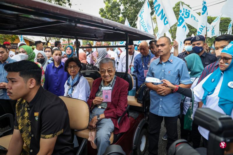 马来西亚前首相马哈迪与夫人乘车抵达吉打浮罗交怡提名中心，支持者高喊口号。（叶振忠摄） 