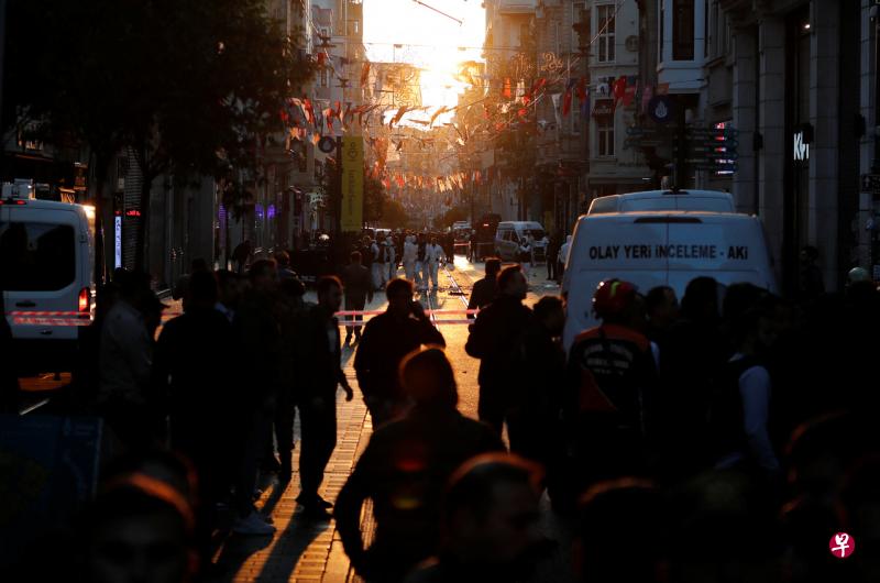 11月13日，土耳其伊斯坦布尔繁忙的伊斯蒂克拉尔 （Istiklal） 步行街发生爆炸事件，当地警察和救护人员随机赶往现场展开救援工作。（路透社） 