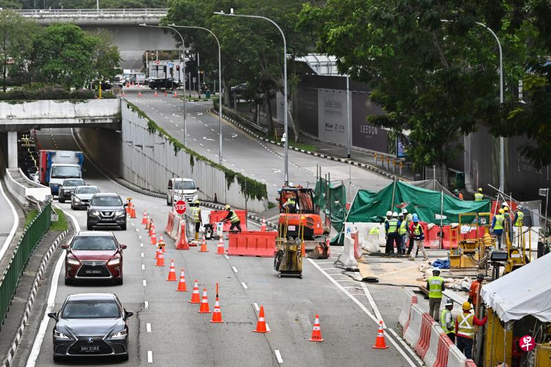 路上出现坑洞进行紧急维修工程，荷兰路前往花拉路的支路和相邻的一条车道自星期二（11月15日）起暂时关闭。（海峡时报） 