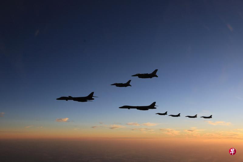 日本航空自卫队的F-2战机与美国B-1B轰炸机和F-16战机在11月5日于日本最南端的九州海域举行联合军演。（路透社） 