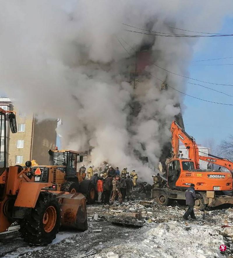 俄罗斯库页岛的一栋五层住宅楼发生疑似燃气爆炸，造成九人死亡。图为救援人员在现场进行搜救工作。（法新社）

 