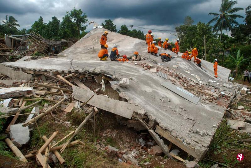 印度尼西亚西爪哇省地震累计252人死亡。图为救援人员22日在倒塌的建筑物废墟下寻找遇难者。（法新社） 