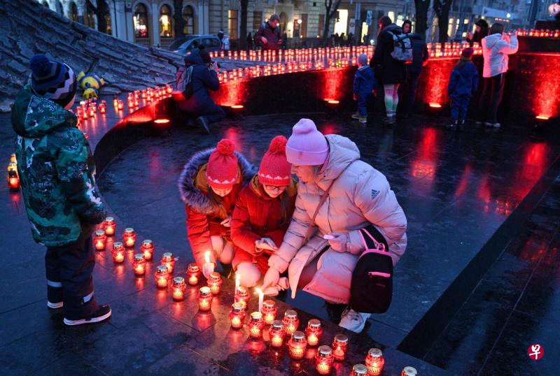 星期六（11月26日）是乌克兰大饥荒（Holodomor）纪念日。在西部城市利沃夫（Lviv），民众点燃蜡烛，悼念大饥荒受害者。（法新社） 