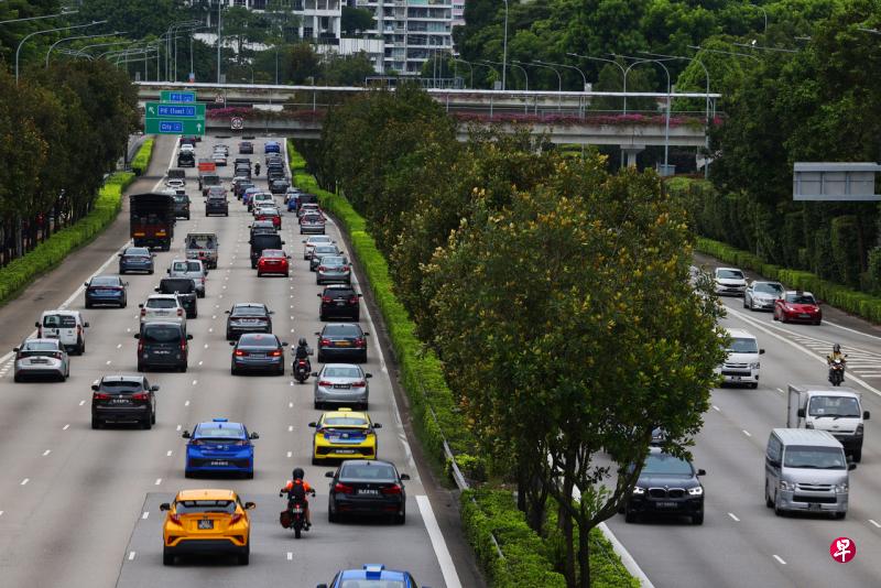 截至今年10月31日，本地家庭约47万1000户拥车。其中，12％拥有两辆，有三辆或以上的家庭不到3％。（王彦燕摄） 