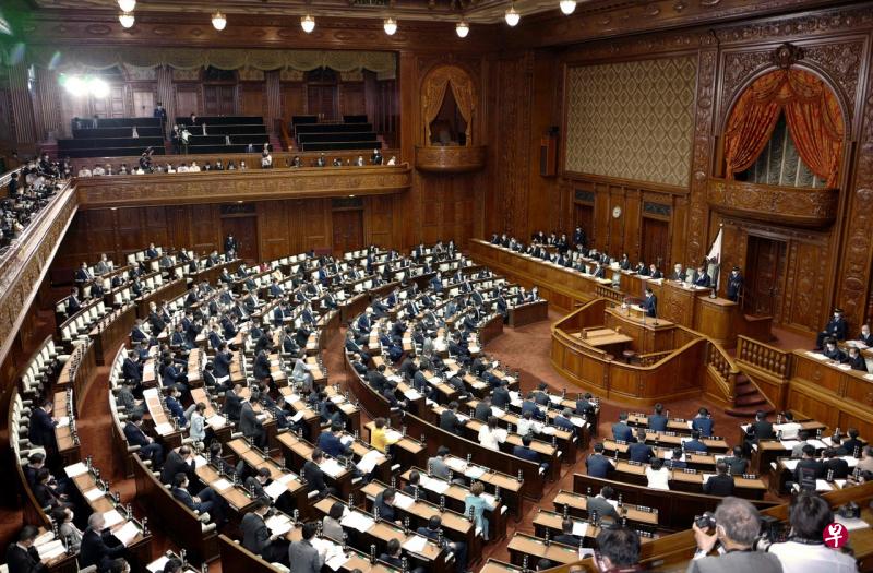 日本参议院赶在特别国会会期星期六结束前，立法禁止任何团体恶意募捐。图为10月3日特别国会会期召开的会议。（法新社） 