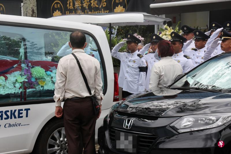 参与灭火行动殉职的国民服役消防员吴宏泽的灵车在12时45分离开新民通道的三一殡仪馆，被送到万礼火化。（曾美玲摄） 