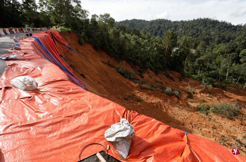 为了避免事发地再次发生土崩，马国公共工程局进行了短期修复预防工程，包括立即使用防水油布覆盖暴露的斜坡表面。（路透社） 