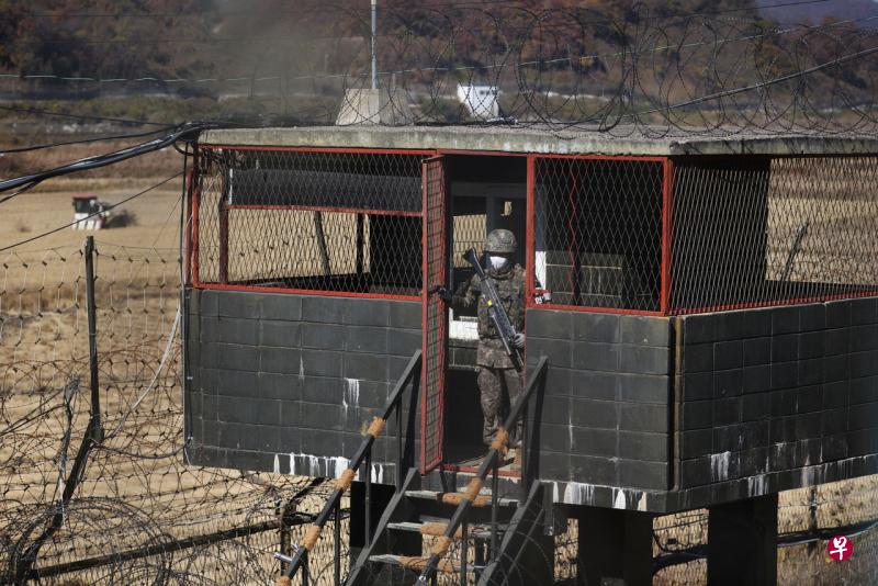 韩国军官称，一名士兵在江原道边境进行军事训练时，误射了四发实弹。图为一名韩国士兵在朝韩非军事区附近的一个哨所站岗。（路透社） 