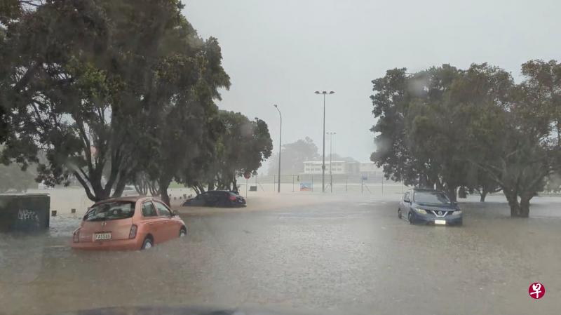 拥有160万人口的奥克兰，因连日强降雨造成至少四人死亡，当地目前仍处于紧急状态，图为几辆快被洪水淹没的汽车。（路透社） 