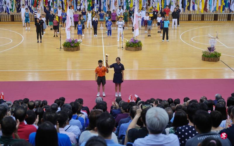 全国校际运动会开幕式星期四在新加坡体育城华侨银行体育馆举行。（谢智扬摄） 