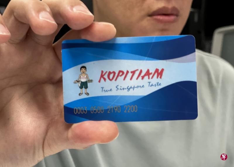 Kopitiam会在指定的分行设立自助服务机，并安排职员在场协助顾客处理折扣卡的储值。（海峡时报） 