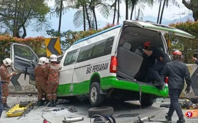 据了解，客货车事发时正从云顶下山，车上有一名司机与14名乘客。（星洲网） 