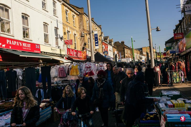 英国1月份的通货膨胀率仍为两位数。图为伦敦沃尔瑟姆斯托（Walthamstow）市场。（彭博社） 