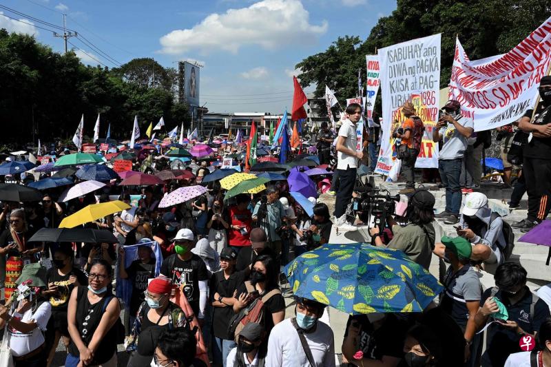 参加人民力量革命周年活动数以百计的示威者，包括在马可斯军法统治时期被杀害者的家属和遭虐待或监禁的幸存者。（法新社） 