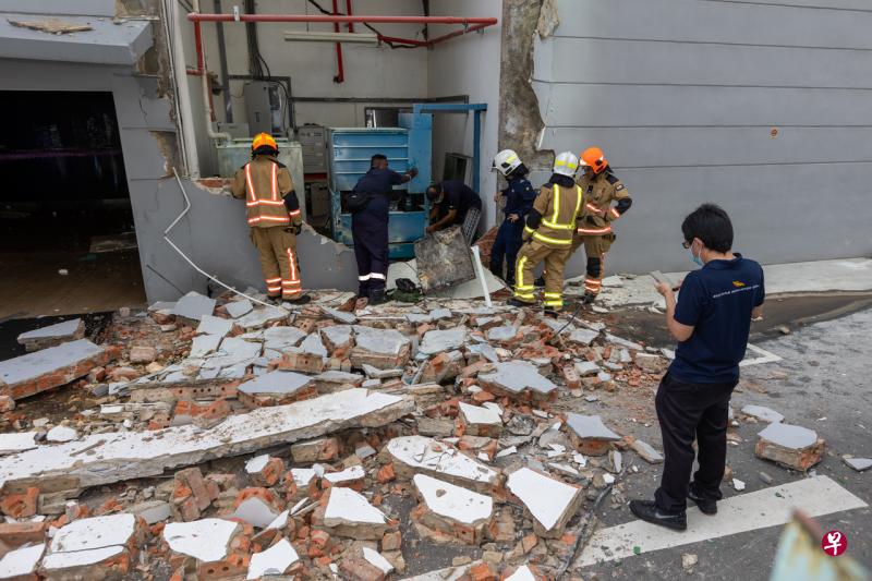 一堵墙在爆炸中被炸毁，一人摔伤送院。（张思庆摄） 