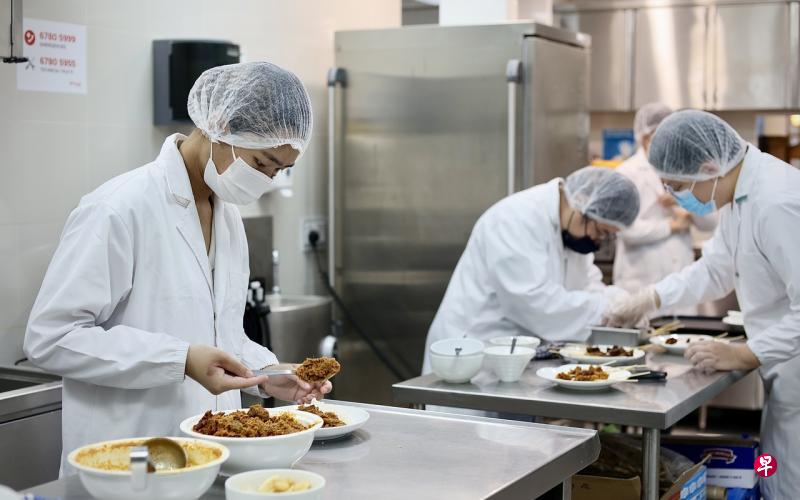 淡马锡理工学院首次展开植物肉料理的学生项目，由六名食品科技及营养学专业文凭课程的应届生分为两组研发食品。（龙国雄摄） 