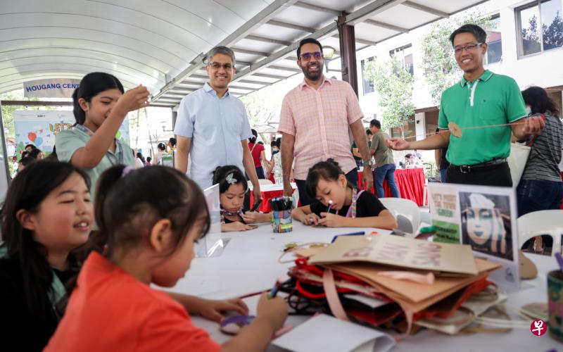 阿裕尼—后港市镇会星期六早上举办首场绿色嘉年华。工人党阿裕尼集选区议员严燕松（右起）、毕丹星和贝理安也出席活动，与居民一同参与绿色工作坊。（叶振忠摄） 