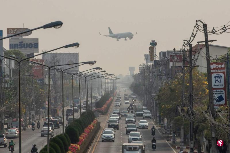 泰国北部的空气污染情况严重，著名旅游胜地清迈星期天（26日）的悬浮颗粒PM2.5浓度达到不安全水平。图片为3月10日的清迈笼罩在一片烟霾之中。（法新社） 